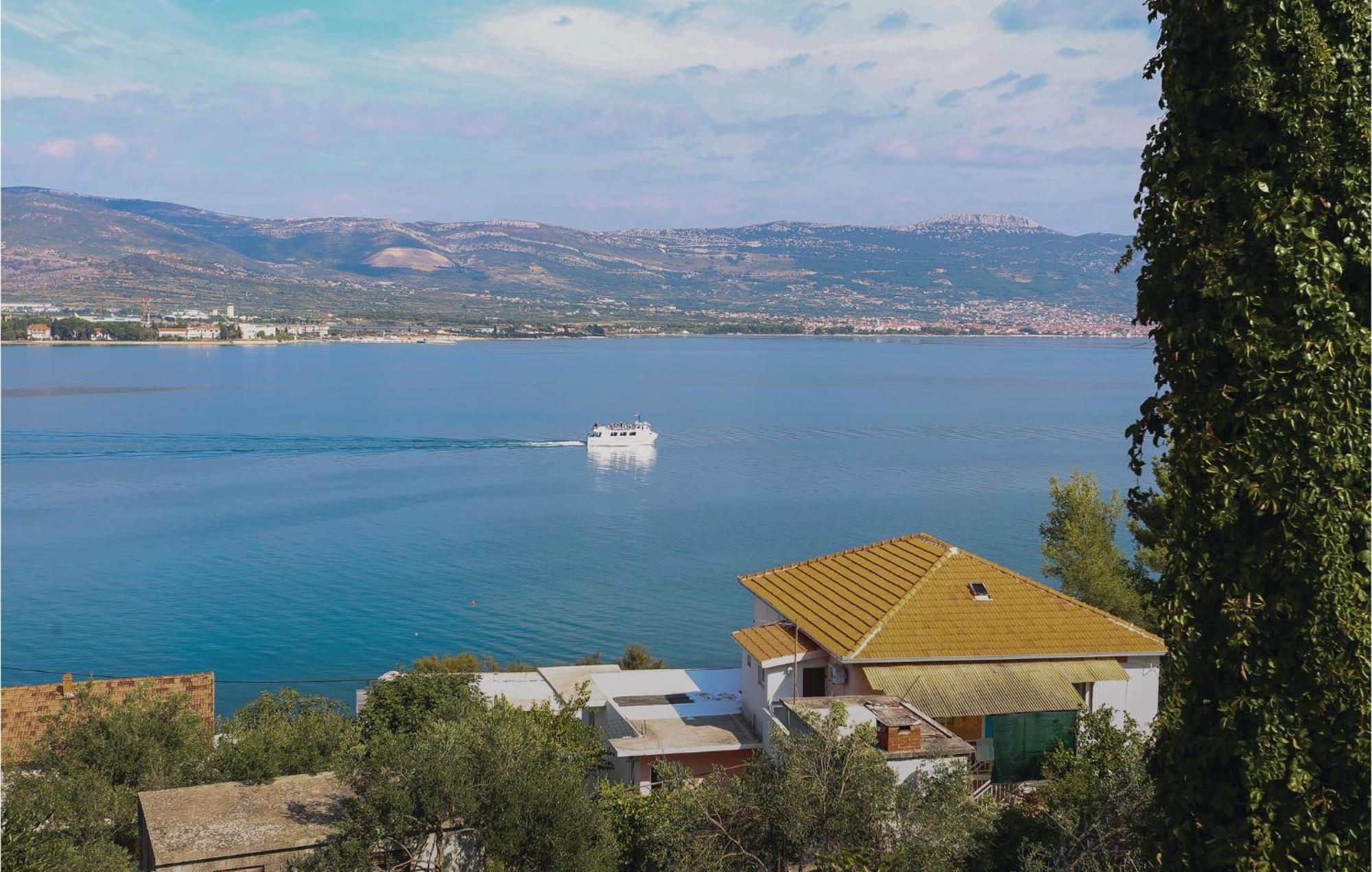 Amazing In Arbanija With Kitchen Traù